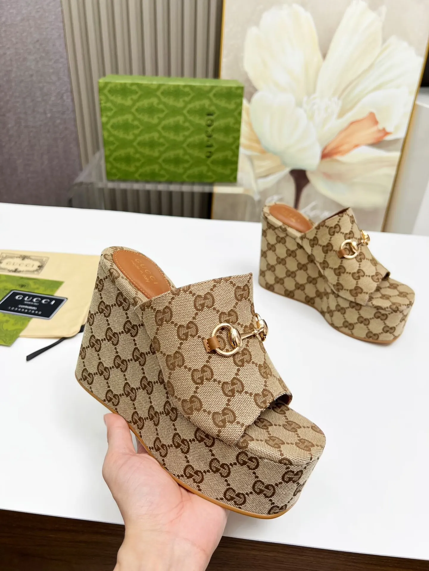 👟👟Ex-factory price 440👟👟 Gucci's new slippers, fashionable, high-end and full of personality✅ Very stable, comfortable and durable for daily use, convenient and unique for daily matching, a must-have classic for summer, the upper uses GUCCI brand buckles Inner/foot pads: sheepskin Platform height: 11cm Color: black, brown Size: 35-42 (41, 42 need to be customized) Packing: Comes with cloth bag cards.